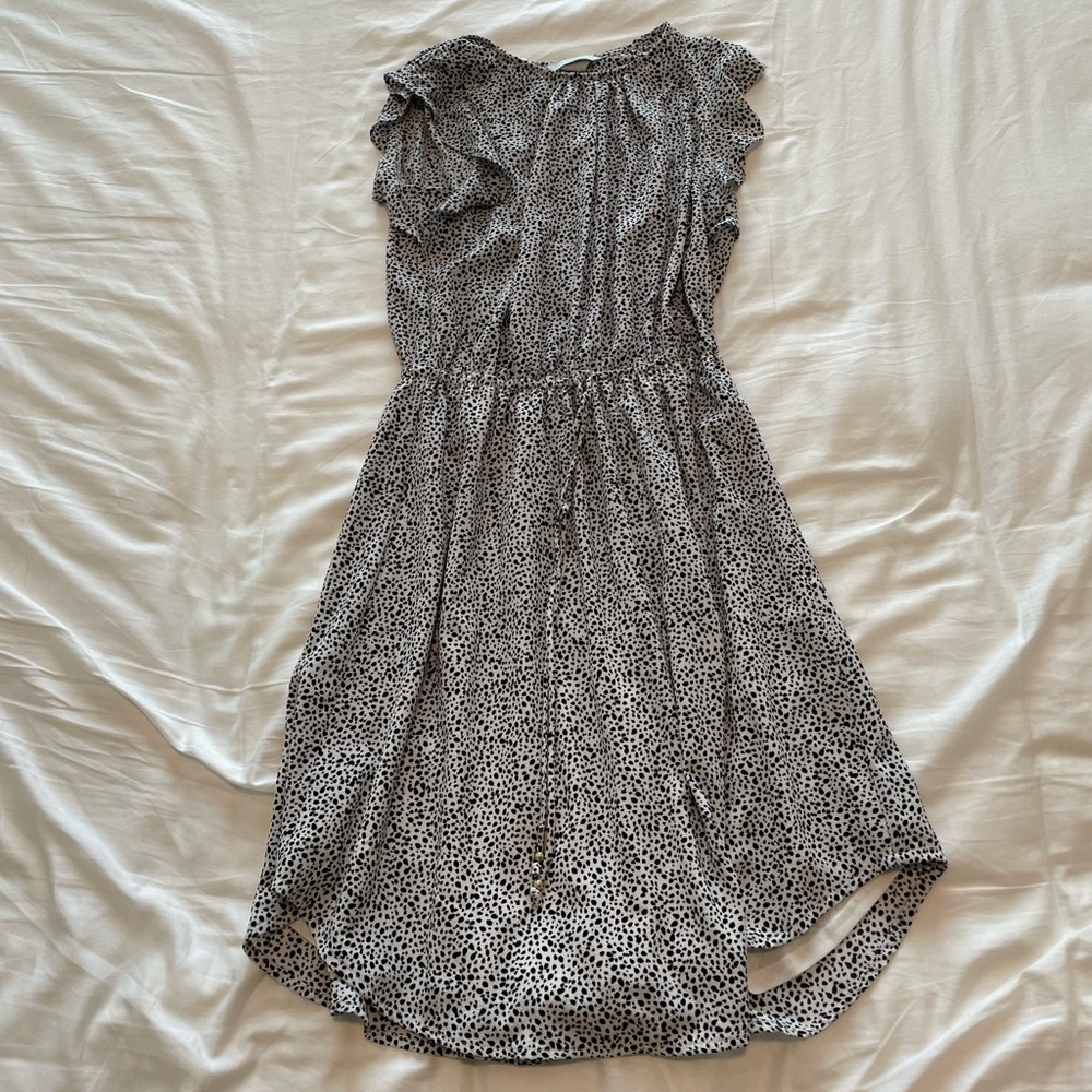 Spotted dress with flutter sleeves